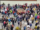 Menschenmengen rund um die Gussstelle (Foto: Peter Blei)