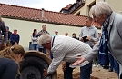 Ein erstes Mal Handauflegen - unsere Glocke ist gegossen (Foto: R. Englert)