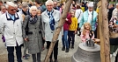 Die überglücklichen Spender mit IHRER Glocke (Foto: R. Englert)