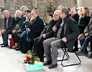 Kirche voller Leben - Pfarrer mit Baby, MP im Gespräch, Fotografen bei der Arbeit (Foto: R. Englert)