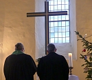 Pfarrerin und Superintendent zu Beginn des Gottesdienstes (Foto: R. Englert)