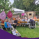 Menschen aus Woffleben und darüber hinaus feierten fröhlich Pool-Gottesdienst (Foto: Anita Rothensee)