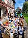 Entspannung beim Mittagessen, Leckereien vom Grill und köstliche Salate, dazu noch Nachtisch... (Foto: A. Henkel)