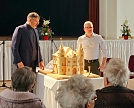 Enthüllung des Modells  - Kai Hartmann und Frank Rostek  (Foto: Regina Englert)