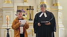 Pepe unterstützt beim Gottesdienst  (Foto: Regina Englert)