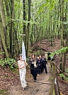 Mit gefüllten Taufkannen zum Gottesdienst (Foto: R. Englert)