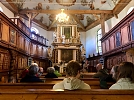 Jenny Glahn stellt die Hauröder Kirche vor (Foto: Renate Liedtke)