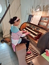 in Zwinge: Davina aus Jützenbach spielt ein Stück während des Abendmahls (Foto: Tobias Lamkowski)