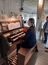 in Zwinge: Constanze Tilch aus Silkerode spielt zum festlichen Einzug (Foto: Tobias Lamkowski)