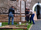 fleißige Helfer beim Aufbau der Bude (Foto: Sabine Wegner)