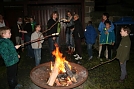 Warten auf das Stockbrot (Foto: Jana Lenz)