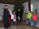 Kinder überreichen ein Segensband nach dem Kindergottesdienst (Foto: G. Mühlhaus)