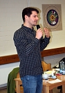 Jugendreferent Simon Roppel erklärte in seiner bekannt lebendigen Art die Entwicklung der Arbeit des Herzschlagteams (Foto: R. Englert)