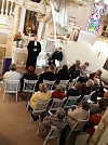 Die Gottesdienstbesucher verteilten sich auf die gesamte Kapelle, zahlreiche saßen auch oben im gemütlichen Jägerzimmer und auf der Empore (Foto: R. Englert)