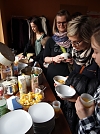 Linsensuppe, Obstsalat, Kokoskuchen, Cocktails, ein Hühnchen-Reis-Gericht, ein Meeresfrüchte-Reisgericht und ein Auberginen-Salat luden ein - Niedergebra (Foto: R. Englert)