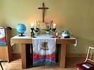 Mit Globus und Orchideen war der Altar in Woffleben geschmückt (Foto: H. Jüngling)