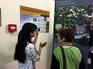 Schüler führen durch die Ausstellung - hier mit Kathrin Schwarze (Foto: A. Schwarze)