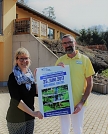 Margret Holzapfel und H.Chr. Wisch vom Hospiz Haus Geborgenheit in Neustadt am Harz freuen sich über das Spendenprojekt des Harzblick-Wandermarathon. (nähere Infos:https://www.hospiz-haus-geborgenheit.de )  (Foto: J. Lenz)