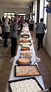 Ein unbeschreibliches Kuchenbuffett - hier vor dem Ansturm - erwartete die Gäste in Urbach (Foto: R. Englert)