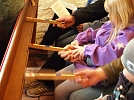 "Ein feste Burg ist unser Gott" mit einer trommelnden Gemeinde - und große Hände halfen kleinen (Foto: R. Englert)