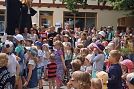 Vor der Bühne knubbeln sich die Kinder fröhlich (Foto: M. Schwarze)