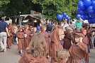 Die Mönche gingen den Gottesdienstbesuchern voran zum Luftballon-Startplatz (Foto: M. Schwarze)