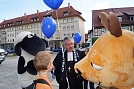 Auch unser Superintendent musste sich noch einmal persönlich bei diesen flauschigen Gesellen verabschieden (Foto: M. Schwarze)