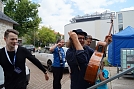 Die Gitarre umlegen und los geht´s auf die Bühne (Foto: M. Schwarze)