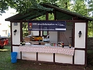 Vor der Kirche warteten die Leckereien geduldig auf die Gäste (Foto: R. Englert)