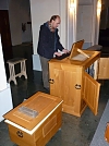 Carsten Misler testet die Gruber-Orgel (Foto: MK)