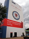 Die Riesenbibel am Hauptbahnhof  (Foto: R. Englert)