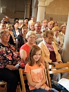 Noch mehr Gottesdienstbesucher und noch mehr fröhliche Gesichter (Foto: R. Englert)