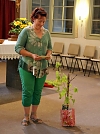 Der Weinstock vom Gemeindekirchenrat wird überreicht (Foto: R. Englert)