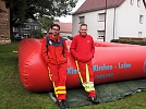 Für die med. Sicherheit war gesorgt - aufmerksame Betrachter erkennen die beiden vom Wandermarathon im Zieleinlauf wieder - immer im Dienst (Foto: R. Englert)