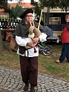 Ein Dudelsackspieler sorgte für mittelalterliche Marktstimmung (Foto: R. Englert)