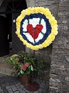 Lutherdeko auch vor der Kirche (Foto: R. Englert)