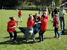Andere schleppen derweil ihre Teamkollegen über den Sportplatz (Foto: R. Englert)