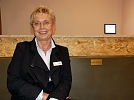 Brunhilde Stolze auf ihrer Bank in der Jugendkirche - zum Dank für ihre Arbeit bekam sie die "Brunhilde-Stolze-Bank" in die Jugendkirche gestellt (Foto: R. Englert)