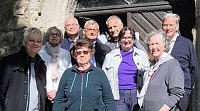 Von links 1.Reihe  Pfarrer Dirk Lehner, Doris Grundmann (GKR) Frau Ru&szlig; / 2.	Reihe  Sabine Heydrich (GKR), Sixtus Hermanns (Architekt), Frau Dr. Dorothe Trouet (Referentin Stifter-Service DSD), Herr Dr. Ru&szlig; (Sohn der Spenderin) / 3.Reihe  Falk Apel (Ortsb&uuml;rgermeister), Marco Ritschel (GF bauausf&uuml;hrende Firma) (Dr. Gabriele Ru&szlig;)