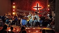 Die Abende im Camp sind gepr&auml;gt von den Ges&auml;ngen aus Taiz&eacute;, die von den Jugendlichen auf ihren Instrumenten begleitet werden. (Frank Tuschy)