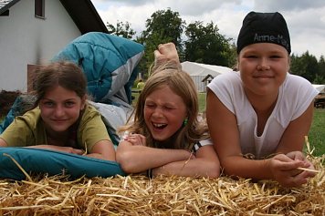 Campkinder im Stroh (Foto: Tuschy)