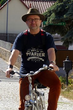 Pfarrer Bernhard Halver radelte frisch voran (Foto: R. Englert)