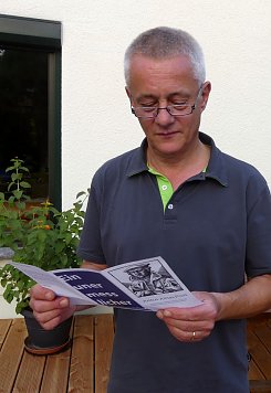 Dr. Uwe Krieger, Präses der Kreissynode, mit dem neuen Flyer (Foto: R. Englert)