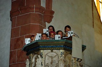 Kirchenführer auf der Kanzel (Foto: M. Wiethoff)