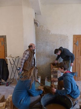 beim Setzen der Schamottsteine (Foto: Ulrike Patzelt)