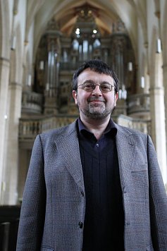 KMD Prof. Matthias Dreißig vor "seiner" Orgel (Foto: www.kirchenmusik-erfurt.de)