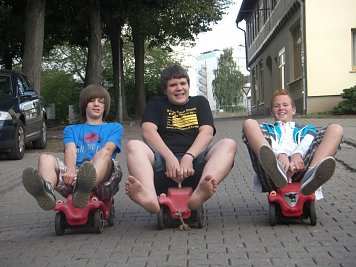 Die Mitarbeiter testen schonmal die Fahrzeuge (Foto: Tuschy)