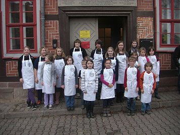 Kellner vor dem Gemeindehaus (Foto: Tuschy)