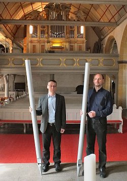 Kantor Carsten Miseler und Pfarrer Michael Blaszcyk in der Kirche.  (Foto: Eduard Seifert )