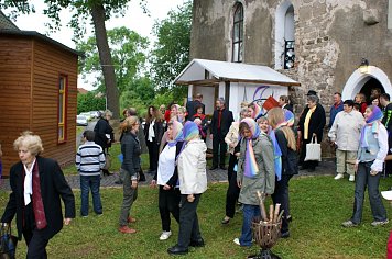 "Jesus kommt" -Beginn des Musicals auf dem Kirchplatz (Foto: Dietmar Linde)